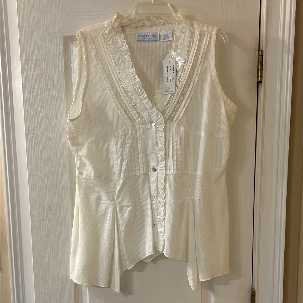 Chic White Ruffled Blouse